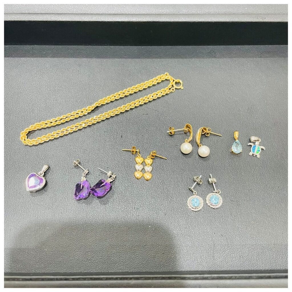 金のアクセサリーの画像