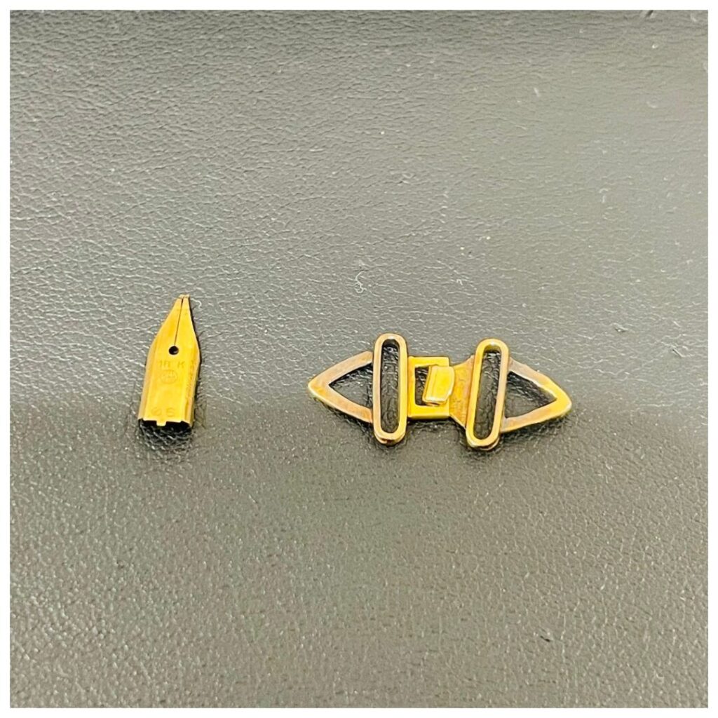 金のペン先やパーツの画像