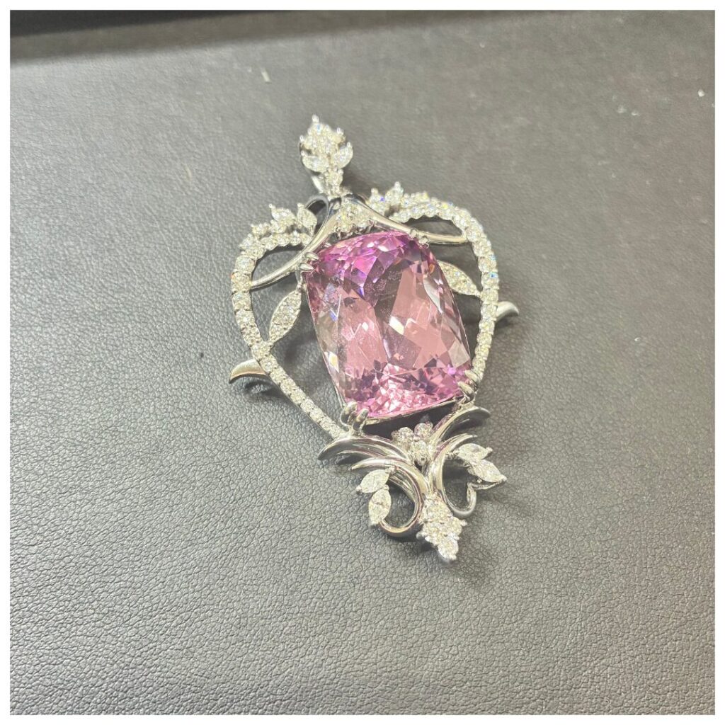 プラチナのジュエリーの画像