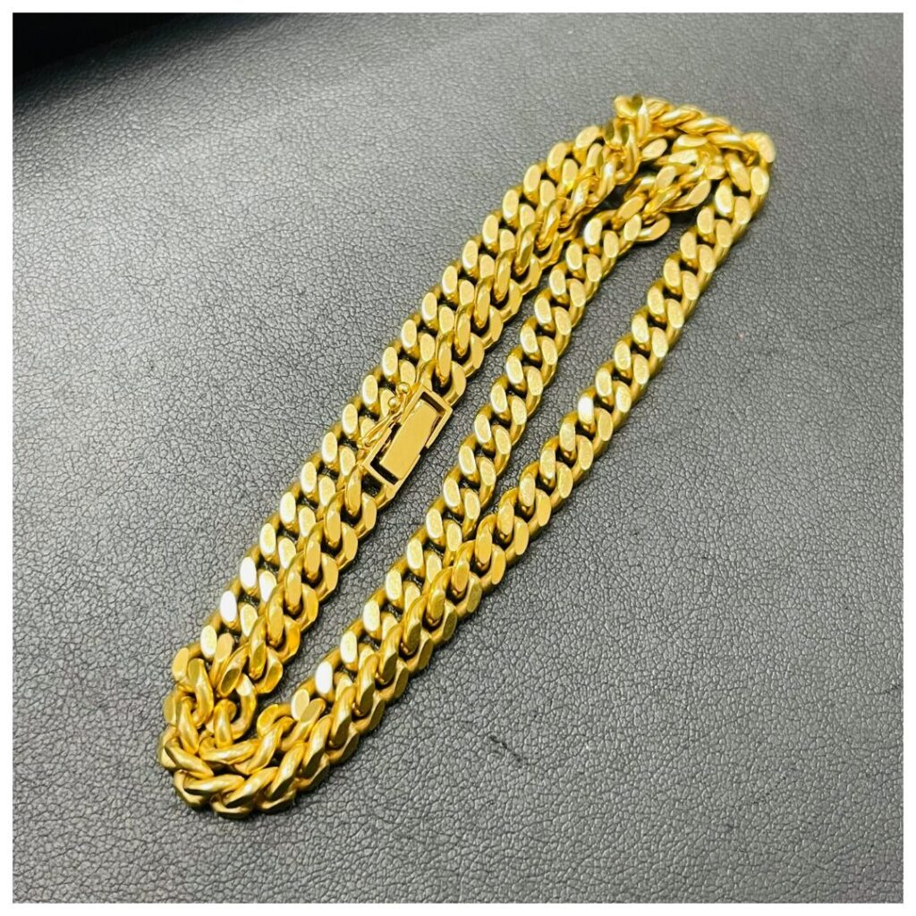 金のアクセサリーの画像