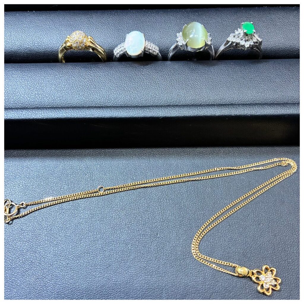 金やプラチナやシルバーのアクセサリーの画像