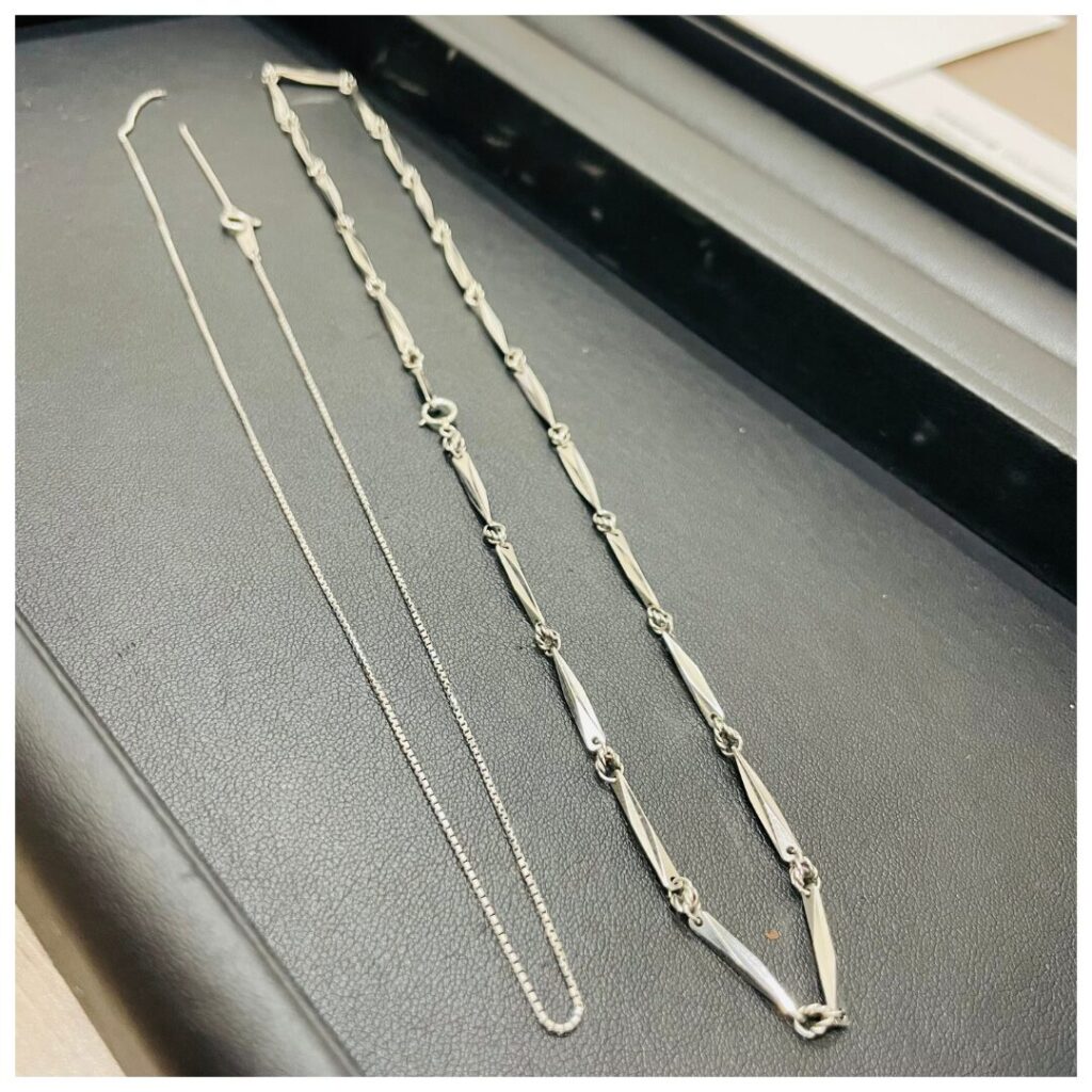 プラチナのアクセサリーの画像