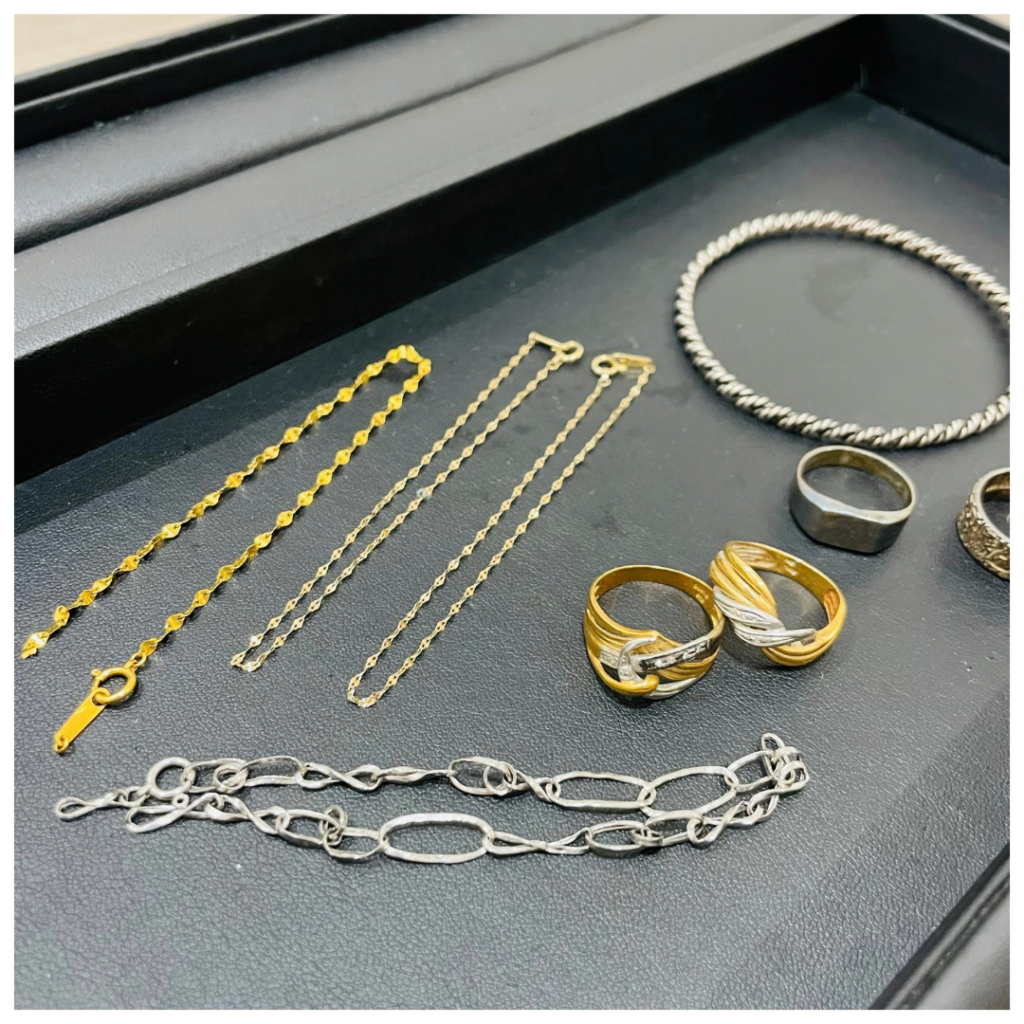 金とプラチナのアクセサリーの画像
