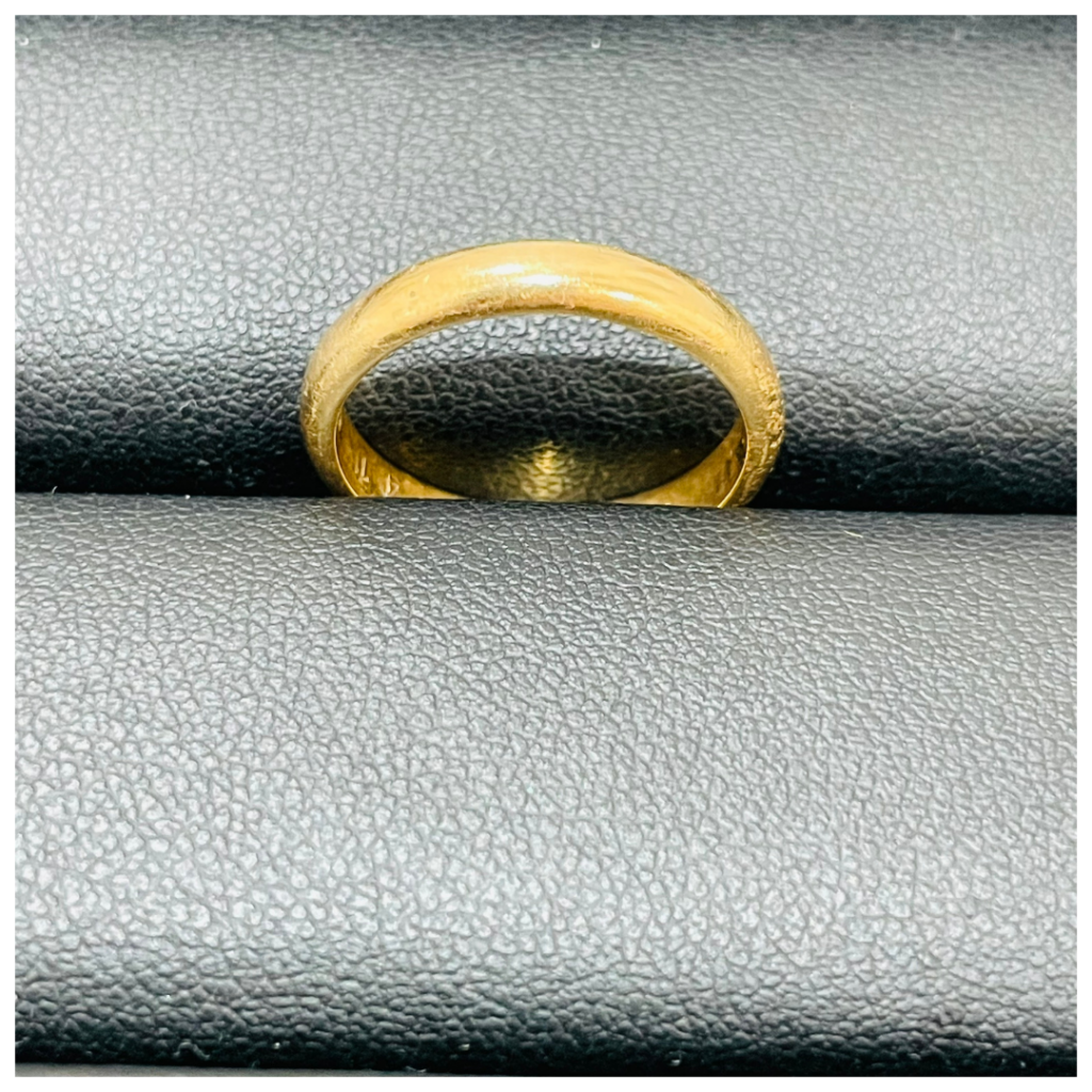 金のアクセサリーの画像
