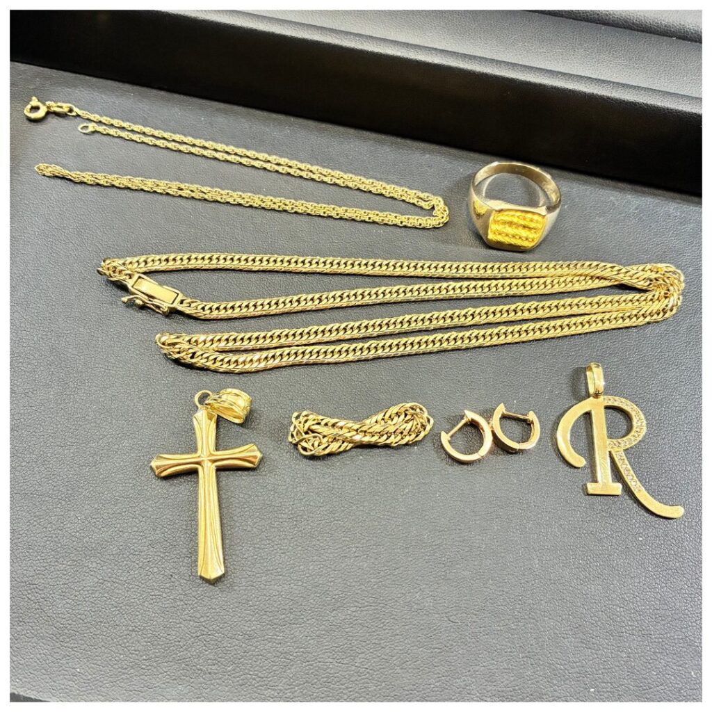 金のアクセサリーの画像