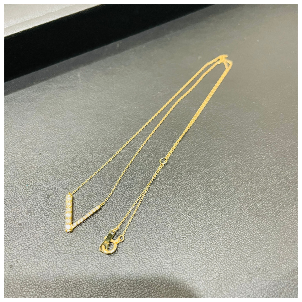 金のアクセサリーの画像