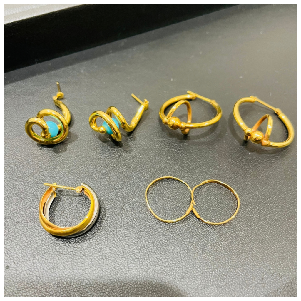 金のアクセサリーの画像