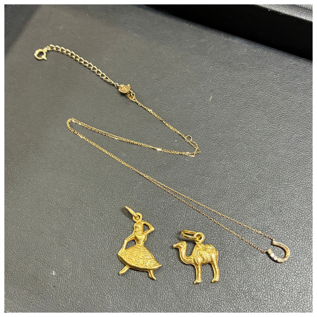 金のアクセサリーの画像