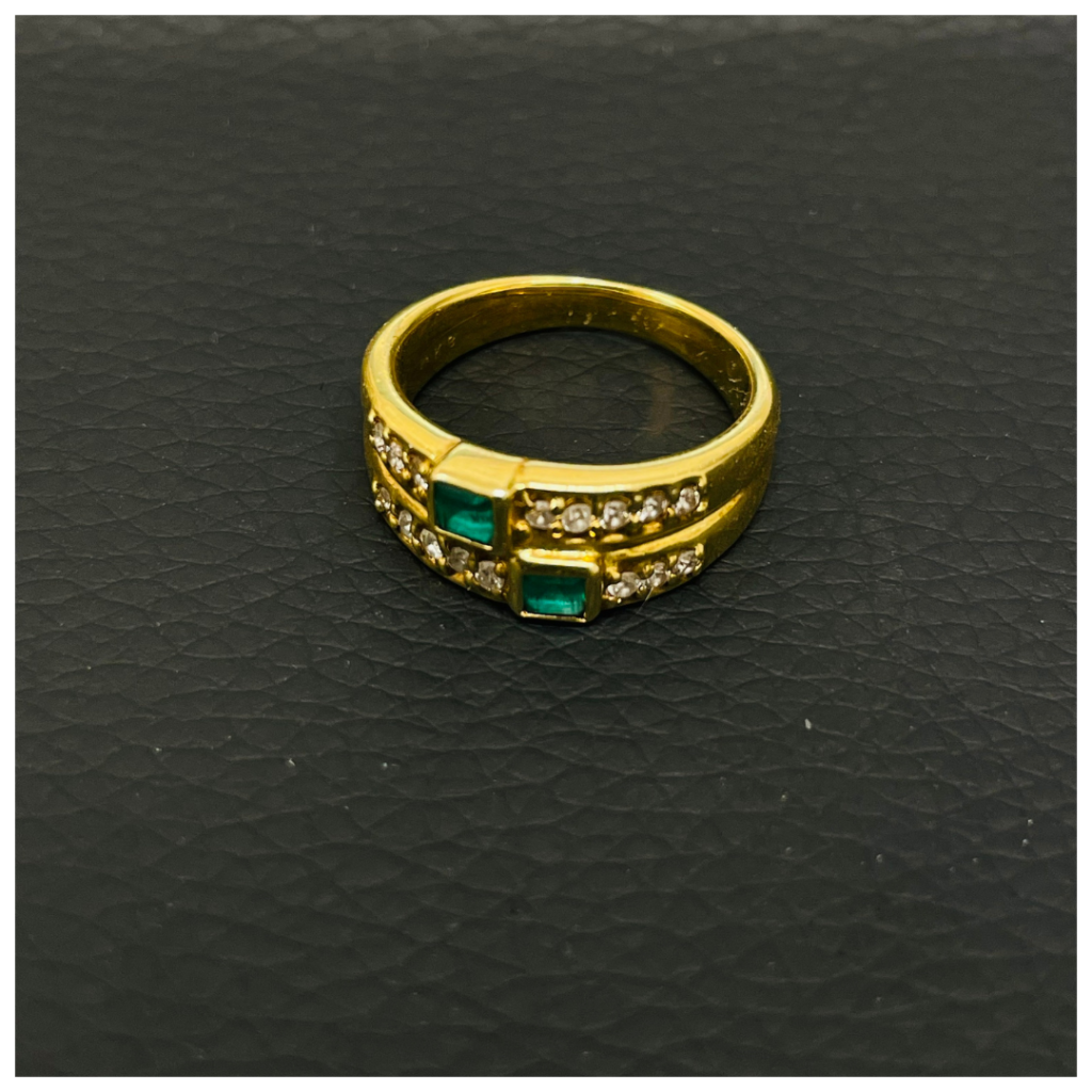 金のアクセサリーの画像