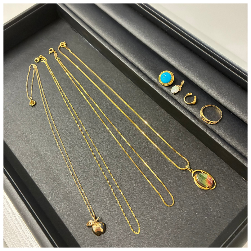 金のアクセサリーの画像