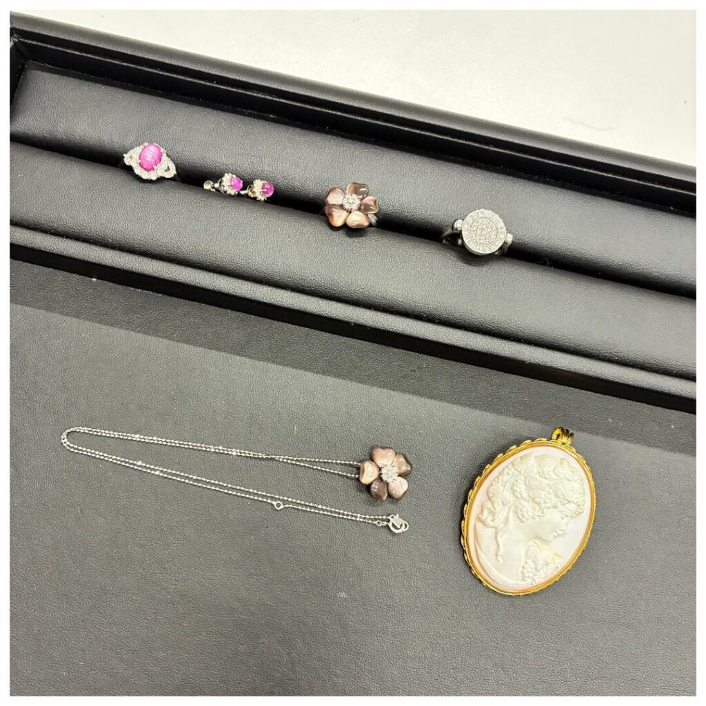 金とプラチナのジュエリーの画像