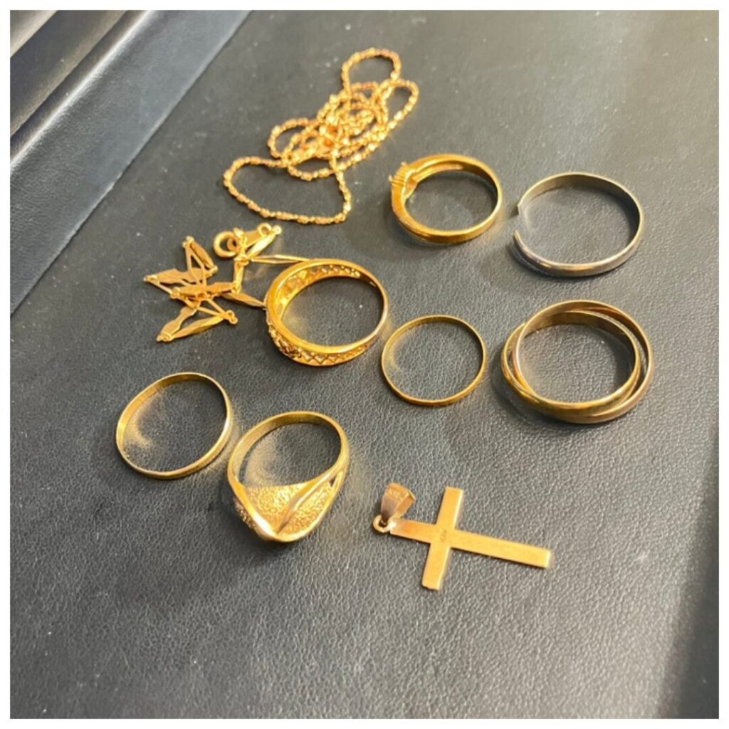 金のアクセサリーの画像