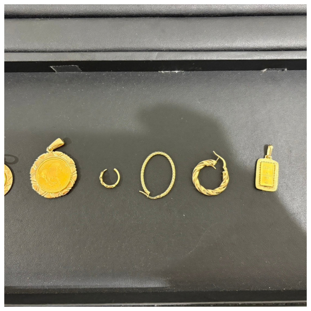 金のアクセサリーとIGの画像
