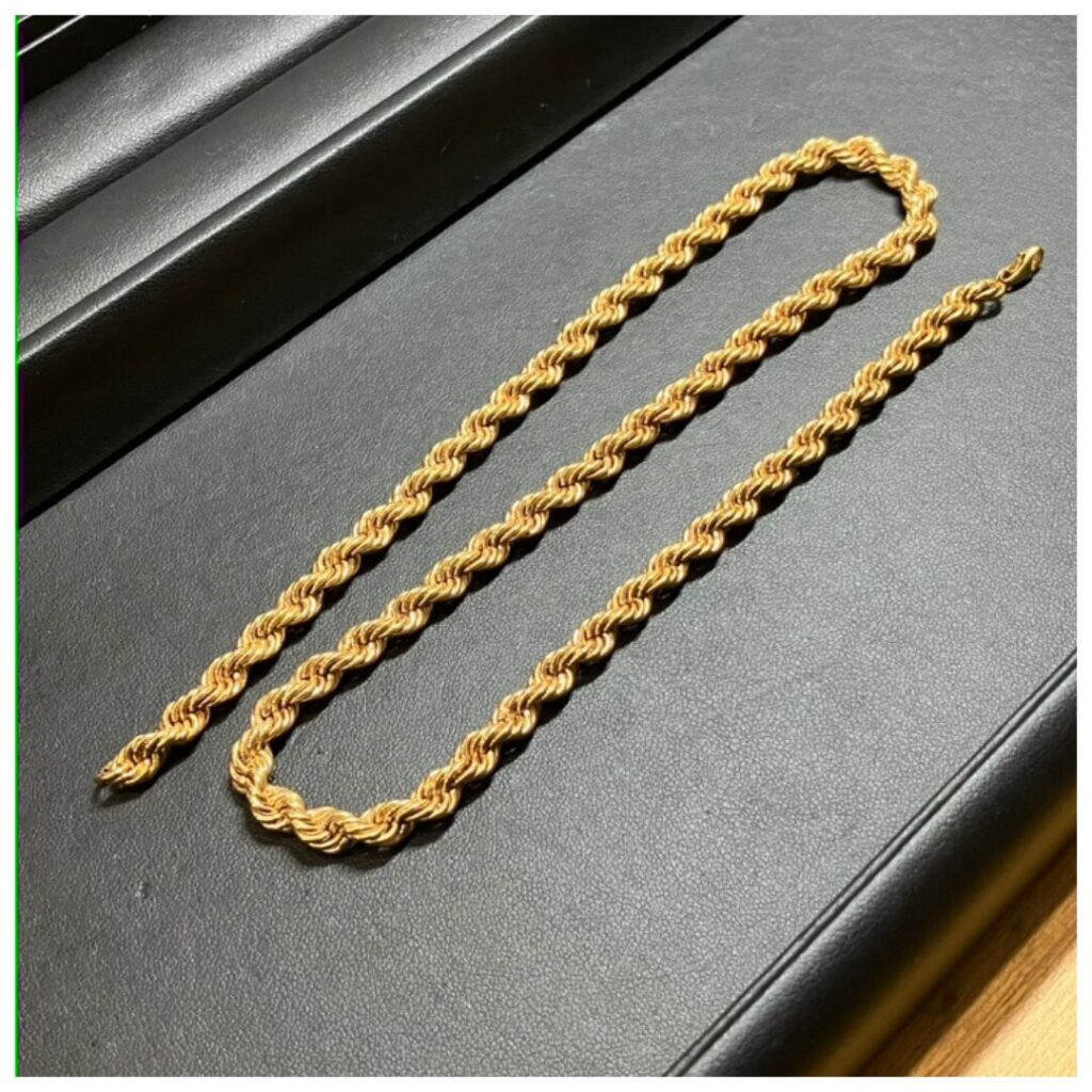 金のネックレスの画像