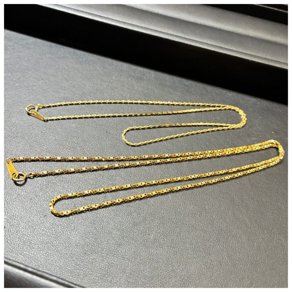 金のネックレスの画像