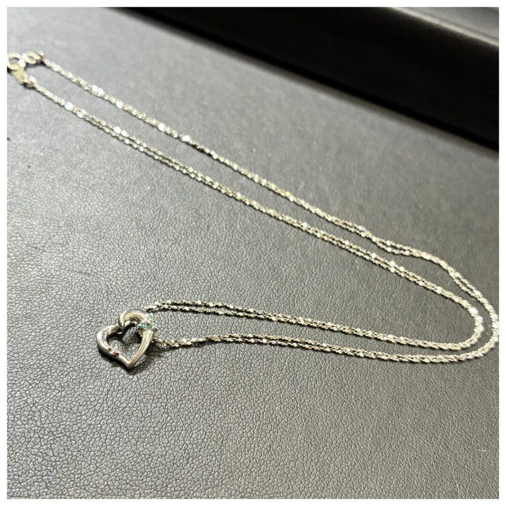 金のネックレスの画像