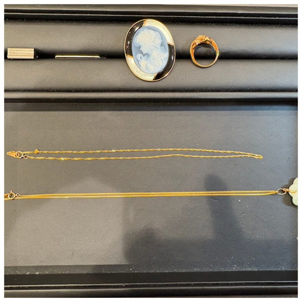 金のアクセサリーの画像