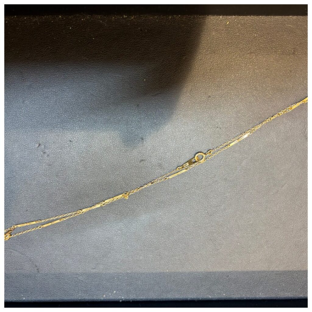 金のネックレスの画像