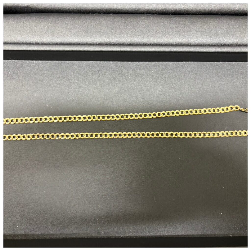 金のネックレスの画像