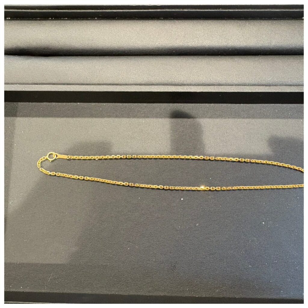 金のネックレスの画像