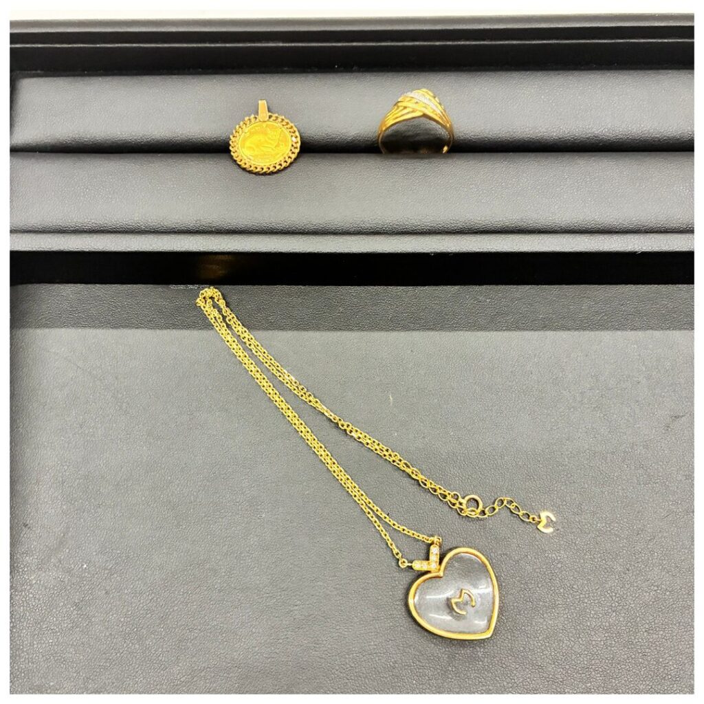 金のアクセサリーの画像