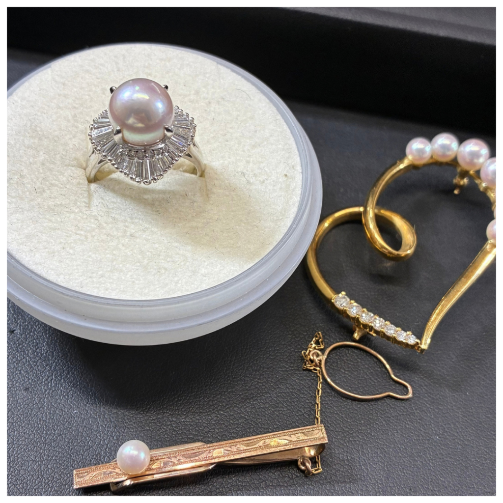 プラチナリングと金のアクセサリーの画像