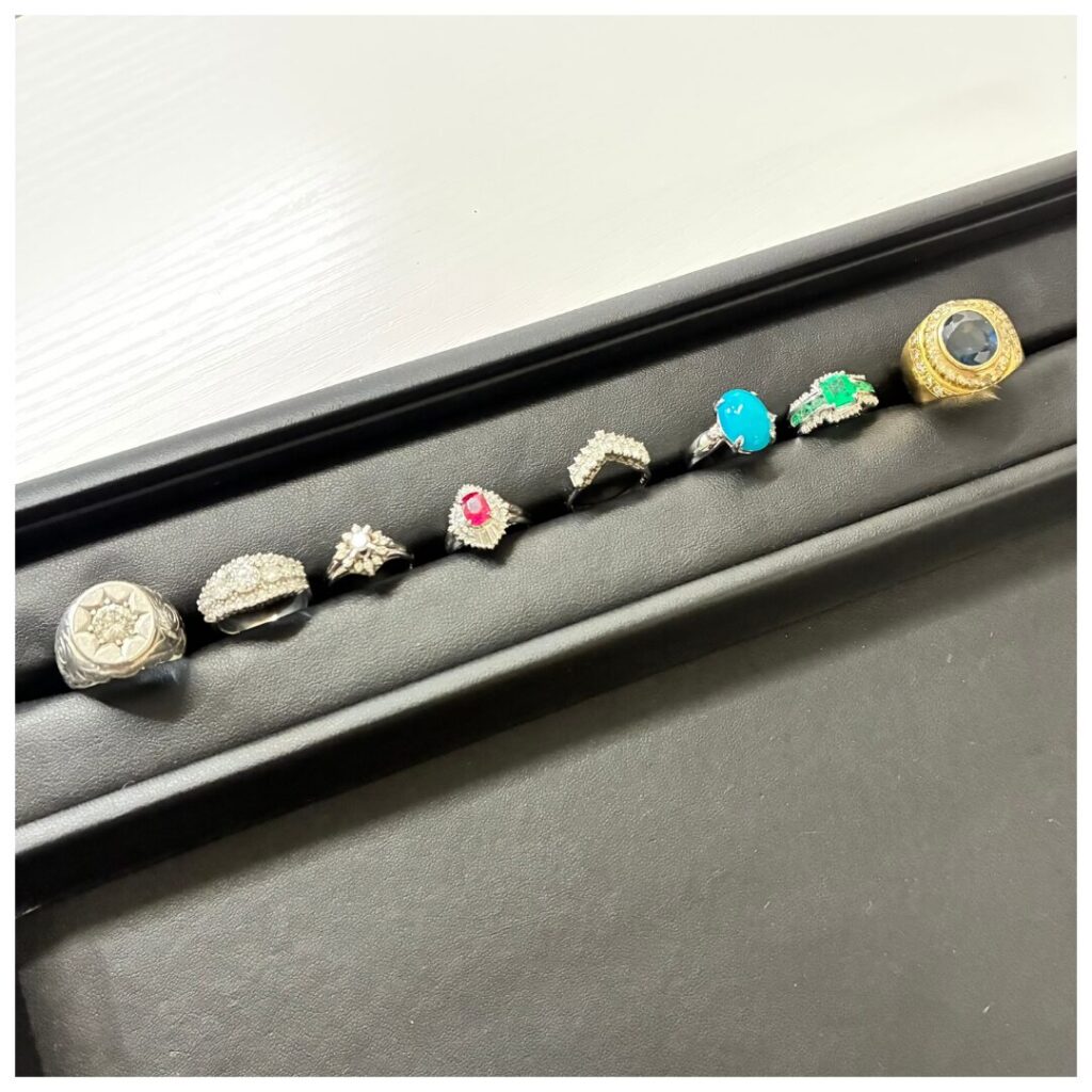 プラチナと金のジュエリーの画像