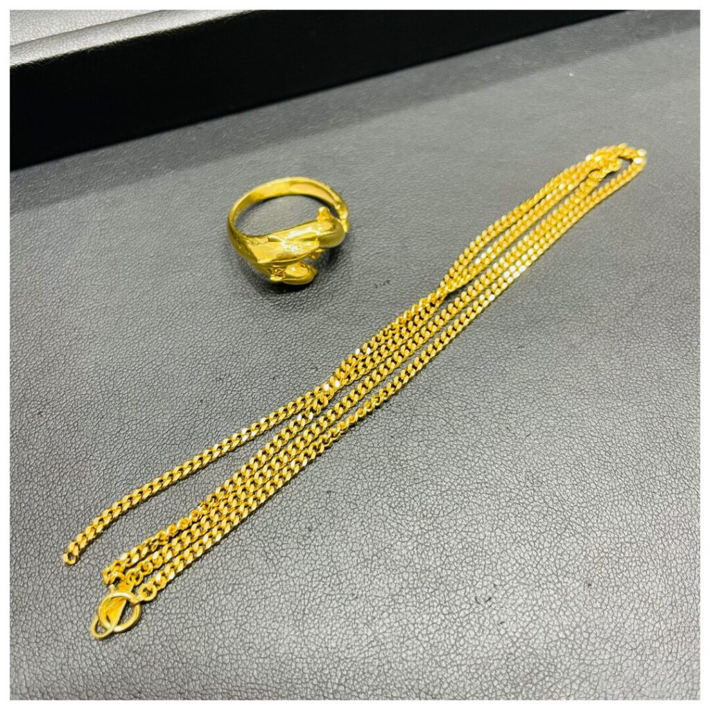金のアクセサリーの画像