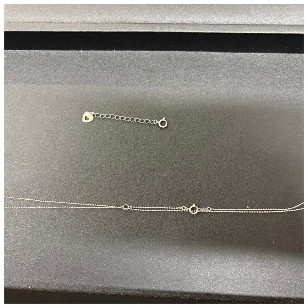 金のアクセサリーの画像