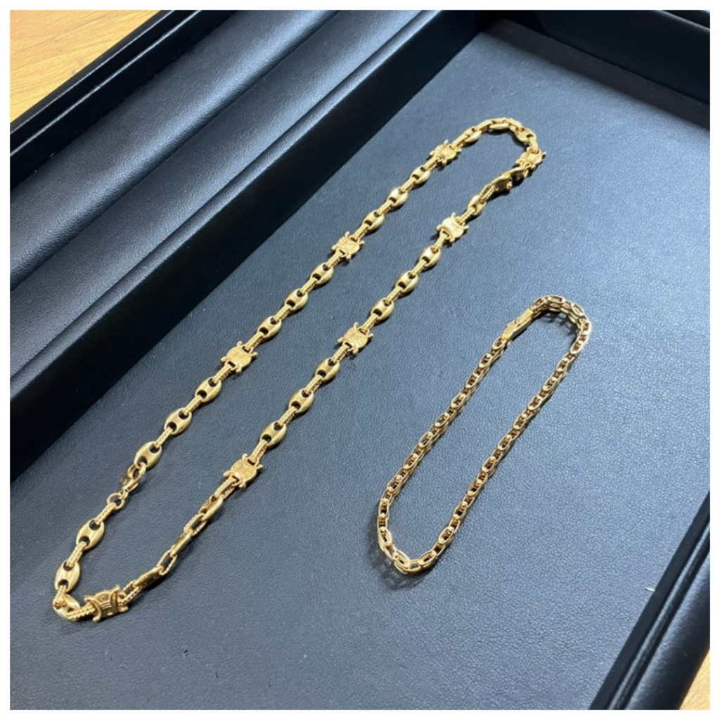金のアクセサリーの画像