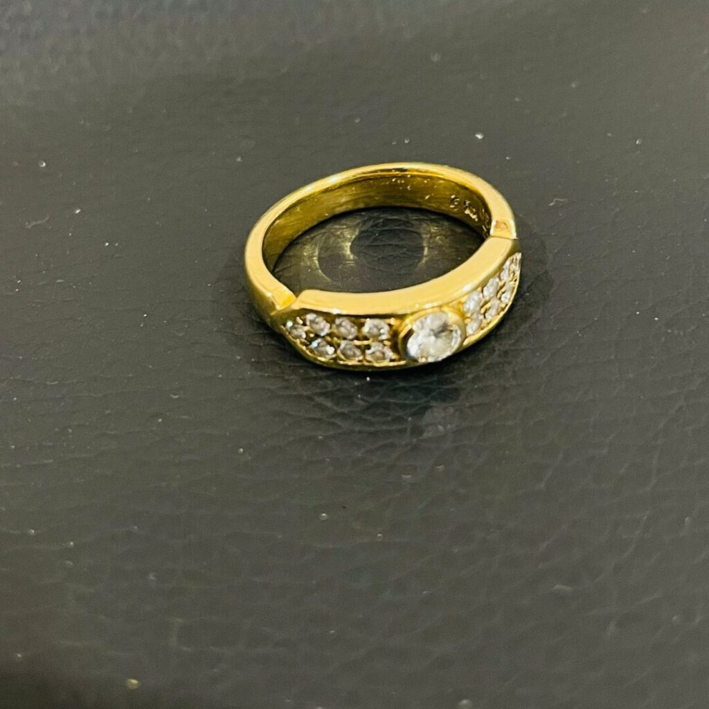 金のアクセサリーの画像
