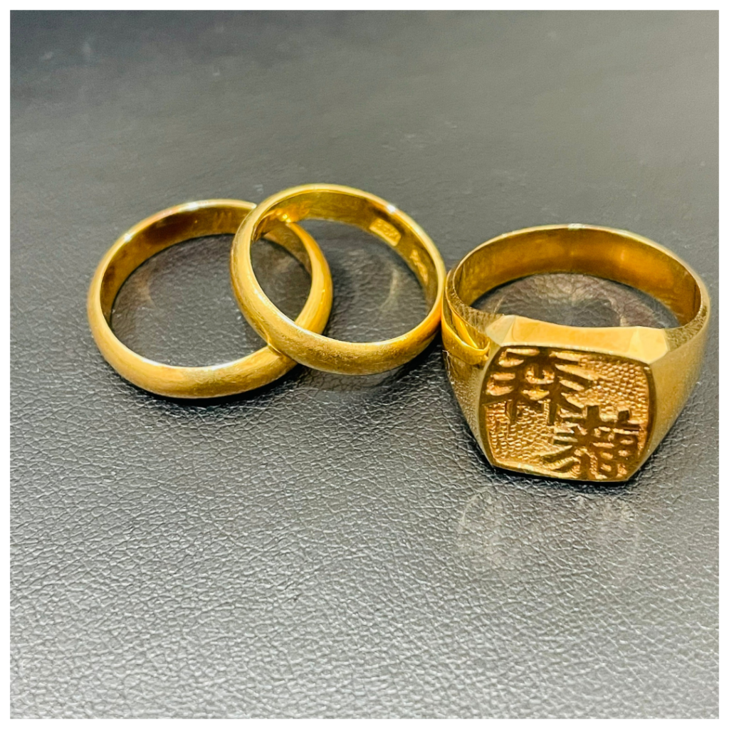 金のアクセサリーの画像