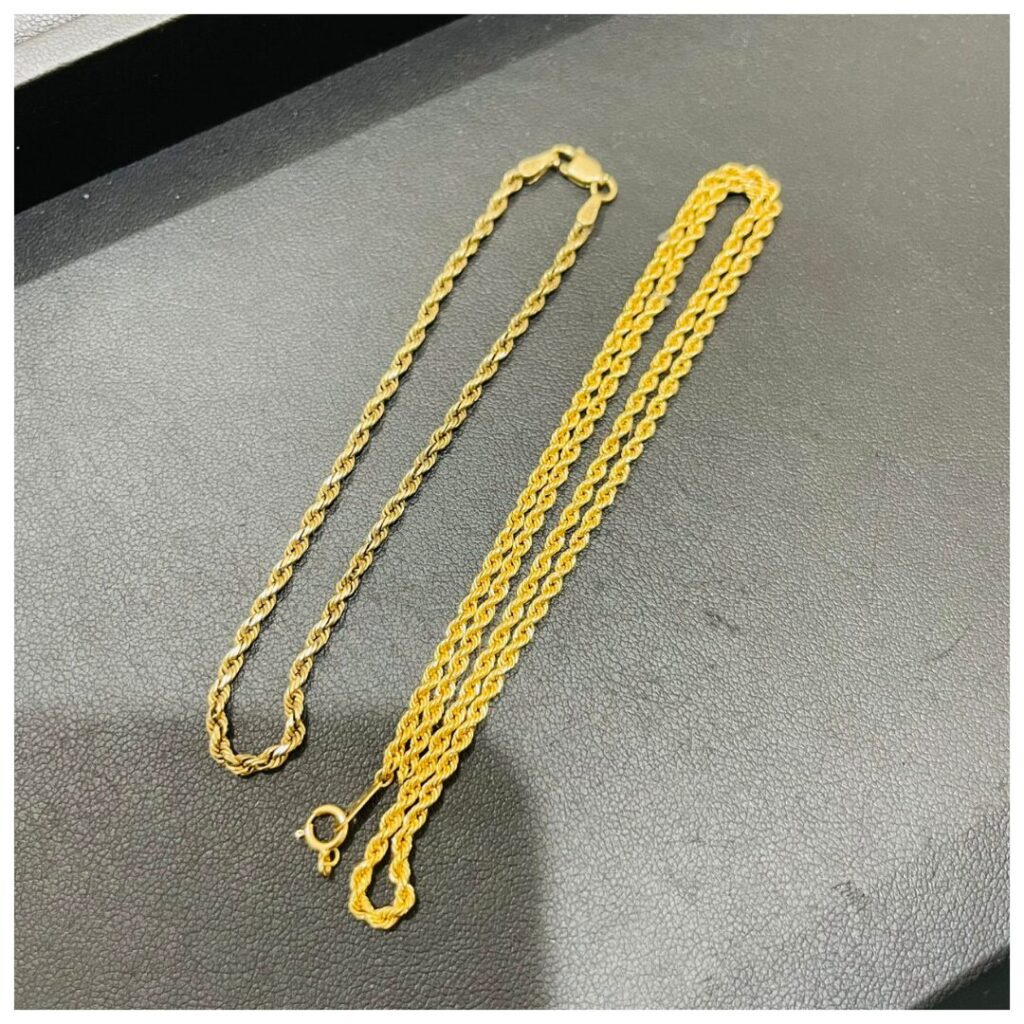 金のアクセサリーの画像