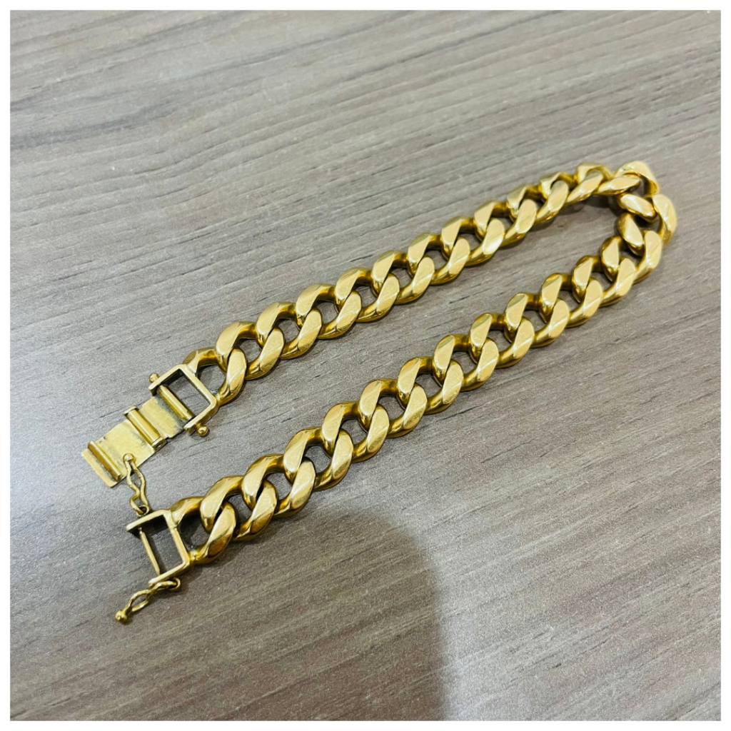 金のアクセサリーの画像