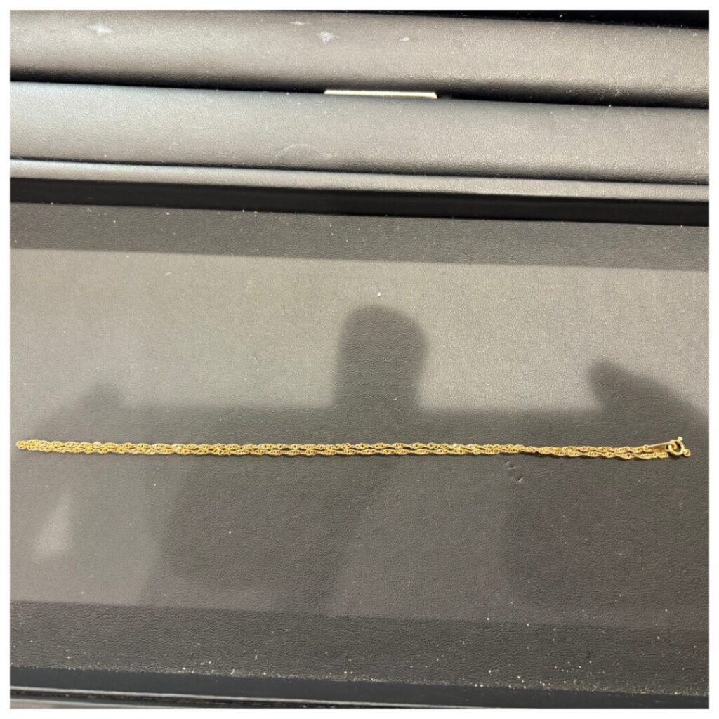 金のアクセサリーの画像