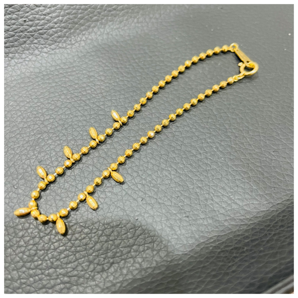 金のアクセサリーの画像