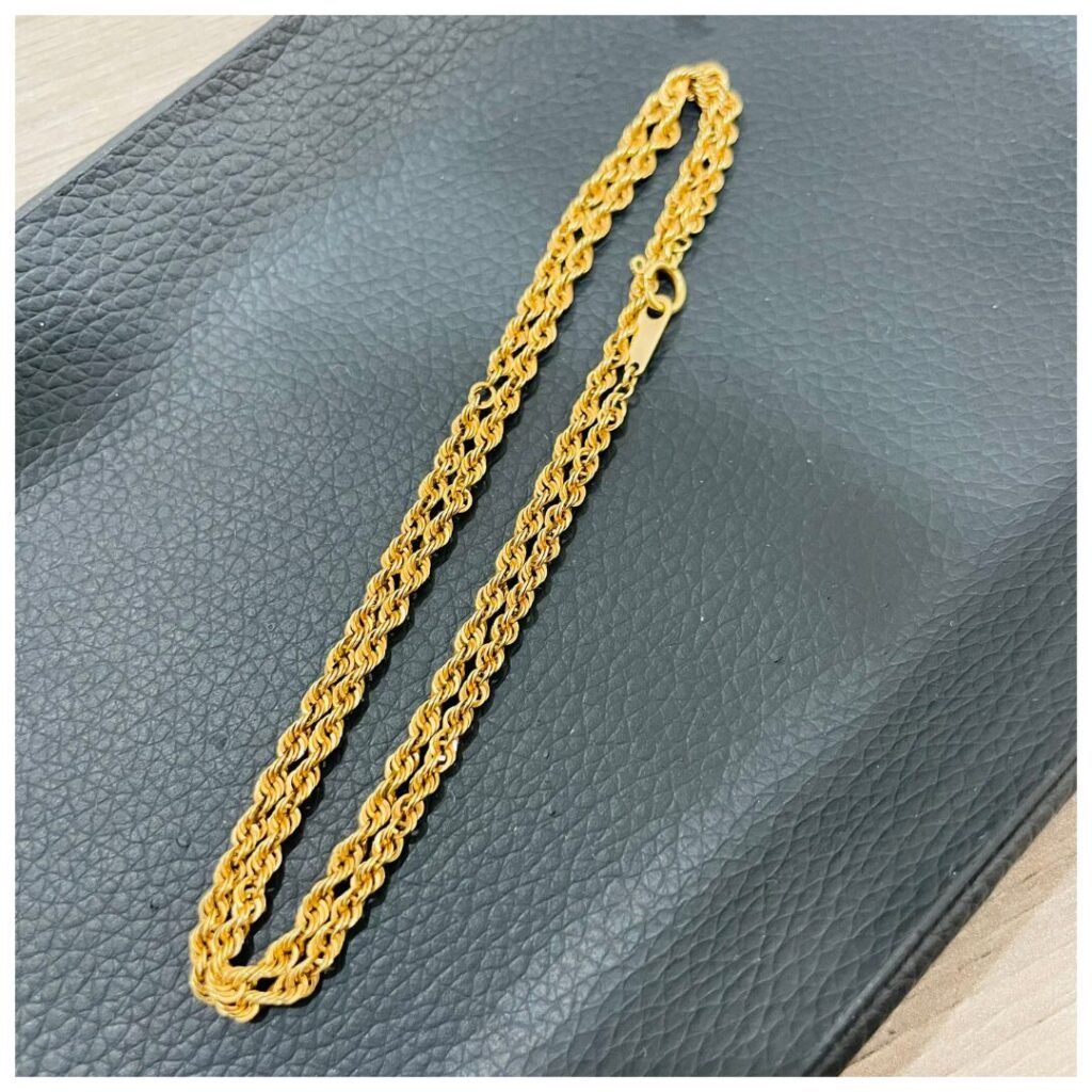 金のアクセサリーの画像