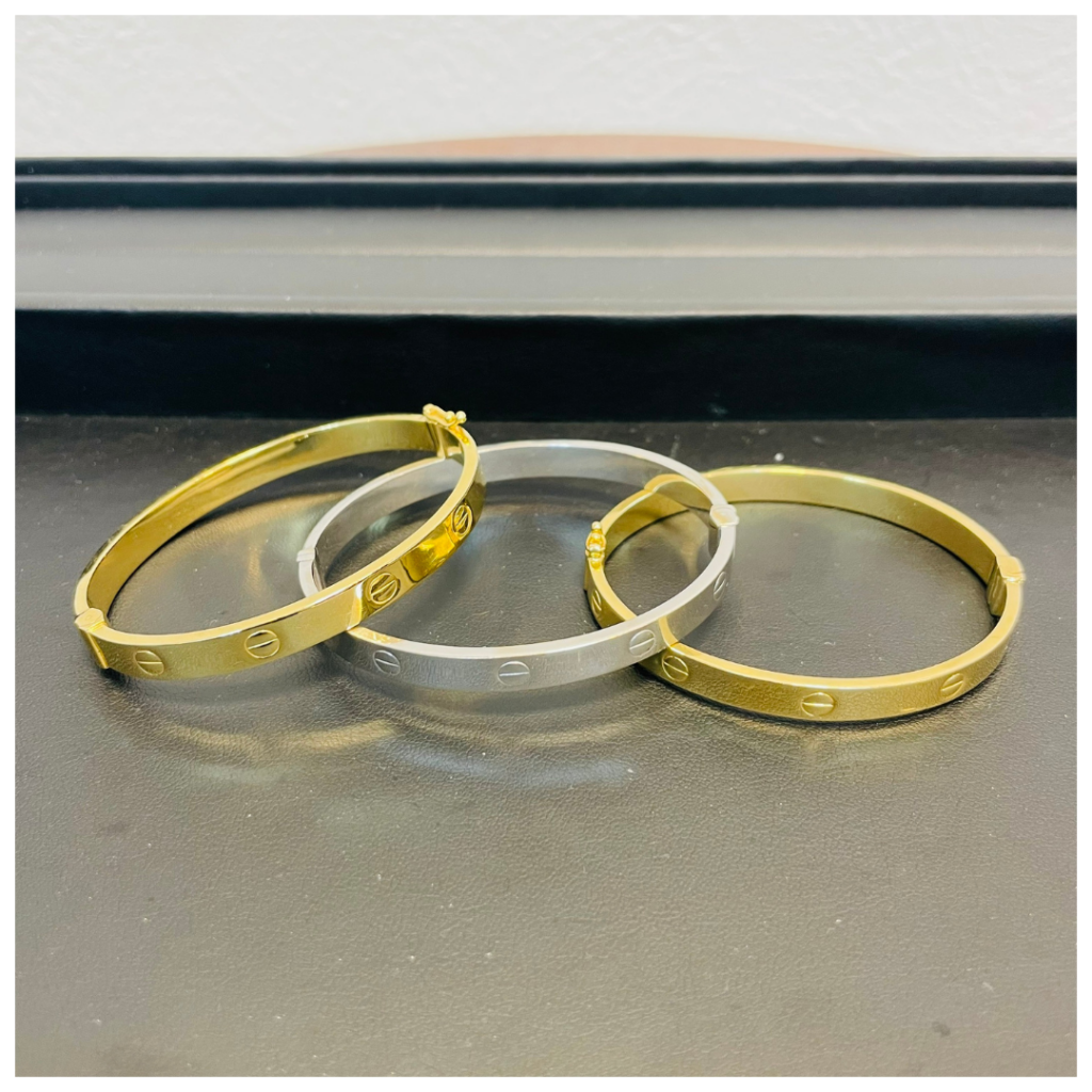 金のアクセサリーの画像