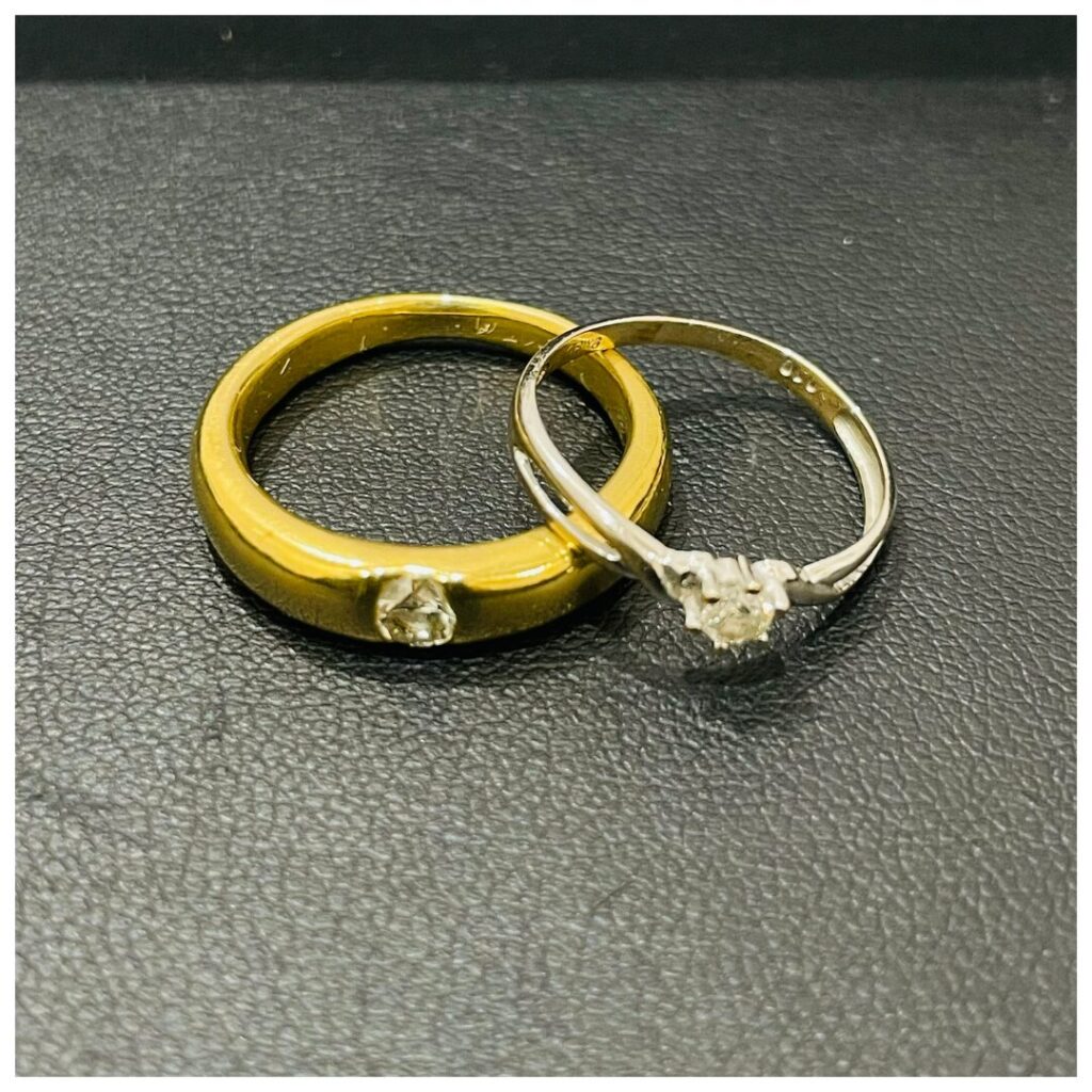 金のアクセサリーの画像