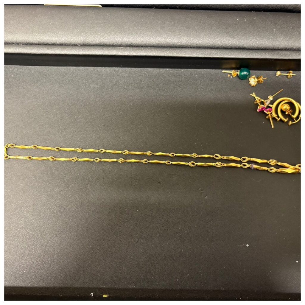 金のアクセサリーの画像